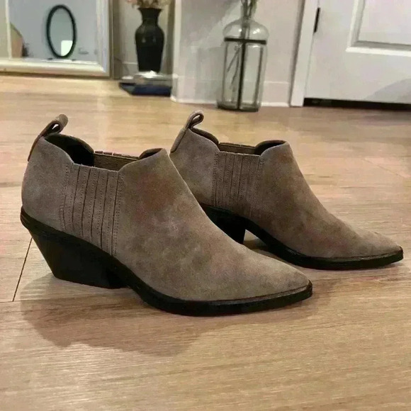 Via Spiga Women's Farly Water Resistant Booties Clay Suede Size 8.5 NWOB - Picture 4 of 8